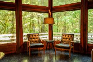Khu vực ghế ngồi tại Mid-century Cabin Hideaway - Hot Tub & Fire Pit