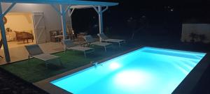 Bazén v ubytování Villa Kazadan - Piscine Privée - 5 min de la plage Cap Macré nebo v jeho okolí