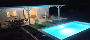 Bazén v ubytování Villa Kazadan - Piscine Privée - 5 min de la plage Cap Macré nebo v jeho okolí