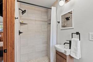 Et badeværelse på Timber Lodge #11 + 17 billeder