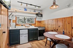 Køkken eller tekøkken på Timber Lodge #11