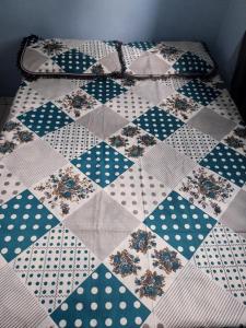 a close up of a quilt on a bed at à 5 minutos do Parque do Povo in Campina Grande