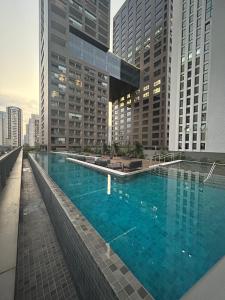 a large swimming pool on a building with tall buildings at Lindo Apartamento no Tatuapé- AlmaH 1711 in Sao Paulo