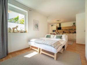 sypialnia z łóżkiem i dużym oknem w obiekcie Garden Relax Apart w mieście Sautens