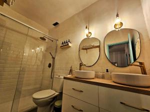 Un baño con inodoro, lavabo y espejo. en Paraíso Las Galanas 2ROOMS, en San Sebastián de la Gomera