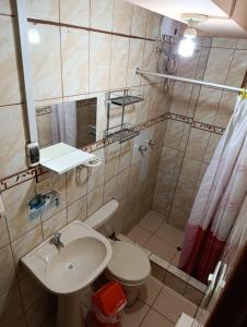 Bilik mandi di Hostal Lucerito
