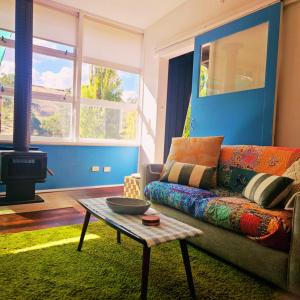 un soggiorno con un divano e un tavolino da caffè di Sunrise Cottage 'Guildford VIC' a Guildford Altre 2 foto