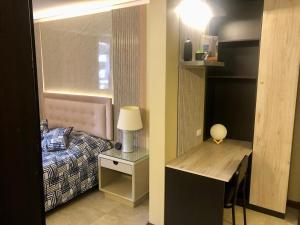 a bedroom with a bed and a desk with a lamp at Luxurious Akros 526 Suite in Huamboya