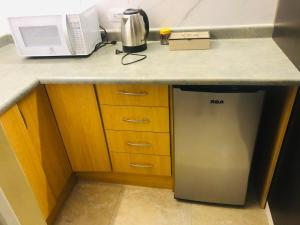 a kitchen counter with a refrigerator and a microwave at Luxurious Akros 526 Suite in Huamboya