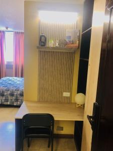a small room with a desk and a bed at Luxurious Akros 526 Suite in Huamboya