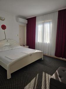 una camera da letto con un grande letto bianco e una finestra di Apartments with parking space Palit, Rab - 4983 a Rab