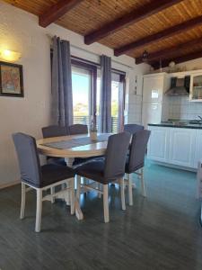un tavolo da pranzo con sedie e una cucina di Apartments with parking space Palit, Rab - 4983 a Rab