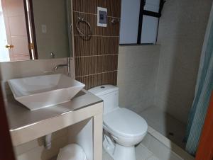Bilik mandi di Hostal Lucerito