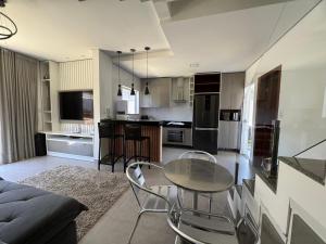 a kitchen with a table and chairs in a room at Casa Top in Porto Seguro