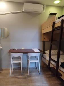Palanda nebo palandy na pokoji v ubytování YES Guesthouse