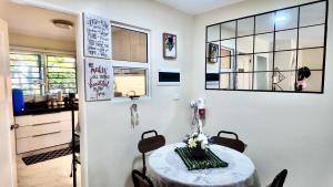 Cuina o zona de cuina de J&J Antipolo 2 Bedroom Condo with Nature View, Netflix, Karaoke, & Threadmill