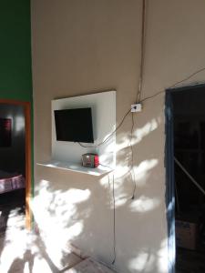 einen Computer auf einem Regal in einem Raum in der Unterkunft Pousada e pesqueiro Miko-in in Aquidauana