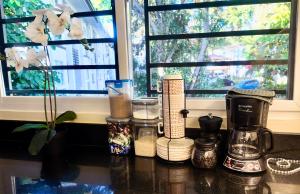 Cuina o zona de cuina de J&J Antipolo 2 Bedroom Condo with Nature View, Netflix, Karaoke, & Threadmill
