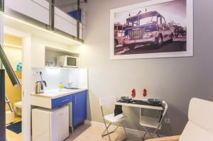 A kitchen or kitchenette at Transit Apartments