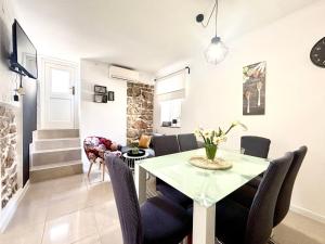 ツコンにあるApartments by the sea Tkon, Pasman - 24211のテーブルと椅子のあるダイニングルーム
