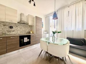 ツコンにあるApartments by the sea Tkon, Pasman - 24211のキッチン(ガラステーブル、白い椅子付)