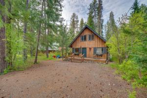 a cabin in the woods with a dirt road at 1 Mi to Lake Easton Cozy Cascades Cabin! in Cabin Creek