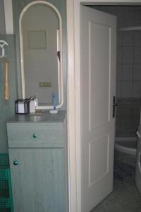 ZatonにあるApartments by the sea Zaton, Krka - 24448の洗面台と鏡のあるバスルーム +15枚の写真