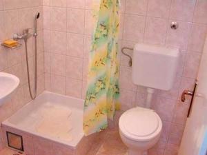 Ένα μπάνιο στο Ferienhaus Sunara Mit Terrasse Und Kinderpool