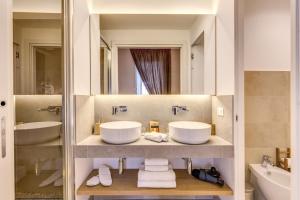 Baño con 2 lavabos y espejo en The Spanish Suite Campo de' Fiori en Roma