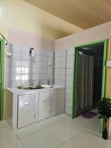 Η κουζίνα ή μικρή κουζίνα στο Karanas Comfort Home Stay