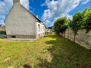 卡朗泰克MA ZI BIHAN Family home的一座带栅栏和草地庭院的古老建筑