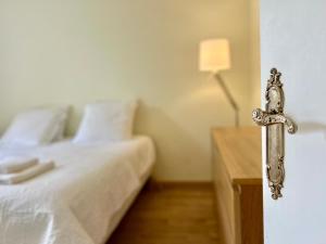 1 dormitorio con 1 cama y 1 cruz en la pared en MA ZI BIHAN Family home, en Carantec