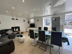 パンポルにあるVacation Home in Paimpol near GR34 Trailのテーブルとソファのあるリビングルーム