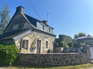 パンポルにあるVacation Home in Paimpol near GR34 Trailの石壁に屋根が付いた石造りの家