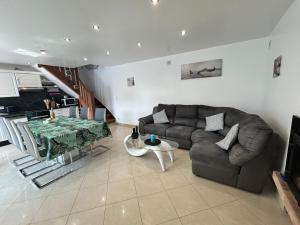 パンポルにあるVacation Home in Paimpol near GR34 Trailのソファとテーブルのあるリビングルーム