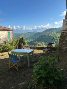 MarciasoにあるThe orange houseのパティオ(テーブル、椅子2脚付)が備わります。