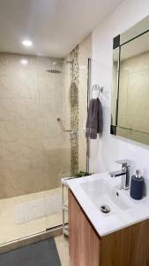 a bathroom with a sink and a shower at Aparta estudio muy bien ubicado in Medellín
