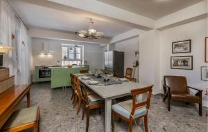 Una cocina y un comedor con mesa y sillas. en Amazing Home In Mundanije, en Mundanije