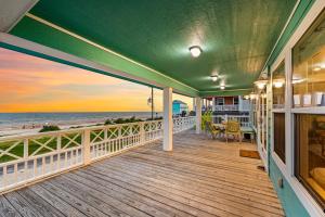 Blick auf den Strand von der Veranda eines Hauses in der Unterkunft Holiday Hideaway in Bolivar Peninsula + 29 Fotos