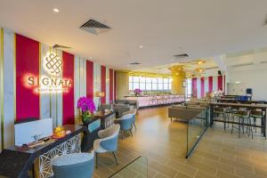 云顶高原Signata Genting Highlands的有桌椅和酒吧的餐厅
