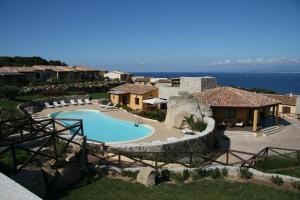 widok z powietrza na ośrodek z basenem w obiekcie Punta Falcone Resort w mieście Santa Teresa Gallura