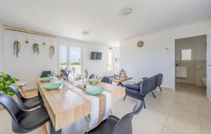 Χώρος καθιστικού στο Awesome Home In Belves-De-Castillon