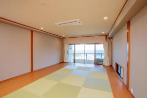 a living room with a view of the ocean at Rustic Retreat リトリート真鶴 in Manazuru +1 photo