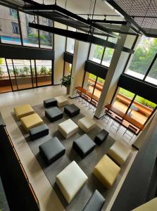 una vista aérea de una habitación con sillas y mesas en Turismo & Business ! Piscina com vista mar, rooftop, academia e praia, en Salvador