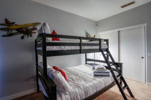 Postel nebo postele na pokoji v ubytování Arrowhead Haven + 15 fotografií