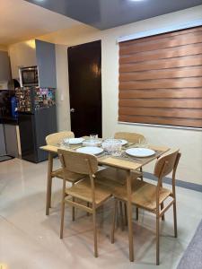 einen Esstisch und Stühle in der Küche in der Unterkunft Home 24 Transient in Sampong