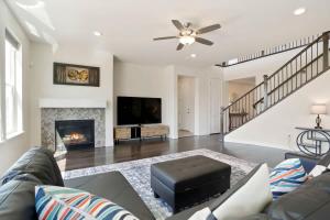 Una sala de estar con un sofá y una chimenea. en Spacious Luxury Retreat Near Boulder & Denver, en Superior