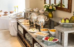 un buffet composé de nombreux plats différents sur une table dans l'établissement MR Hotel Providencia (ex Hotel Neruda), à Santiago