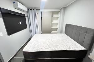 a small bedroom with a bed in a room at Flat novo e aconchegante in Campina Grande