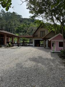 a large gravel driveway in front of a house at Chácara do Paulo in Santo Amaro da Imperatriz